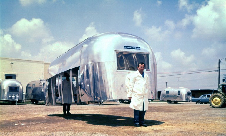 Airstream_Maenner_heben_Trailer-Huelle