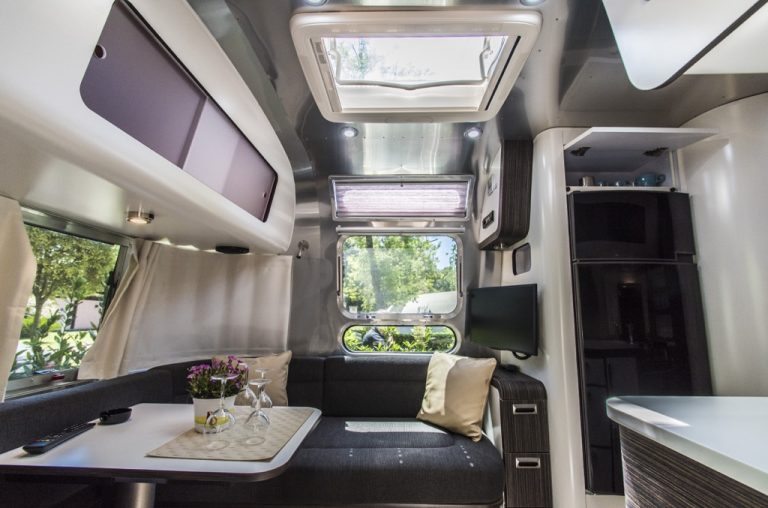 interno airstream con salotto